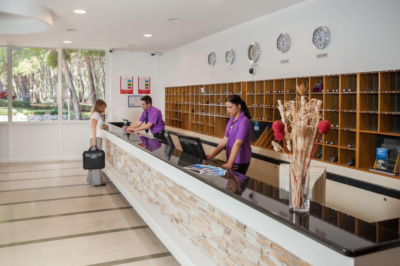 Hotel Zora Pavilions Примоштен Экстерьер фото